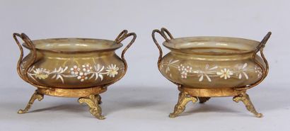 *Paire de coupelles à deux anses en verre...