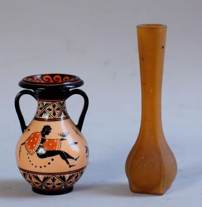 *Lot :
-Vase soliflore en verre orange à...