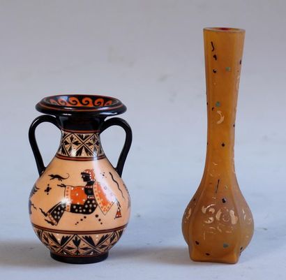 *Lot :
-Vase soliflore en verre orange à...