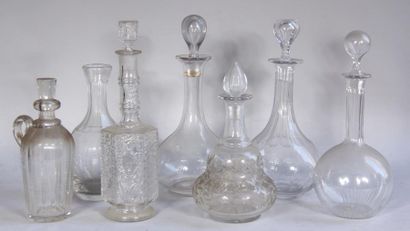 *Lot de six carafes et un flacon dépareillés...