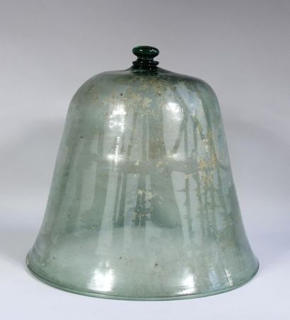 *Importante cloche en verre vert
H : 43 D...