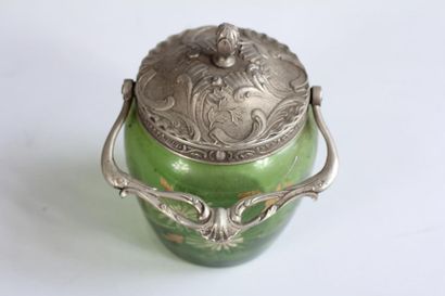 *Boite à gateaux en verre vert émaillé de...