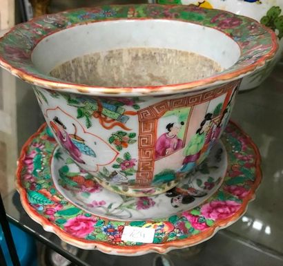 *Cache-pot et un support en porcelaine polychrome...