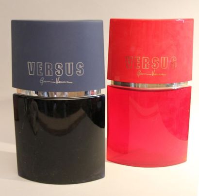 VERSUS
Deux grands flacons factices en verre(vides)
H...