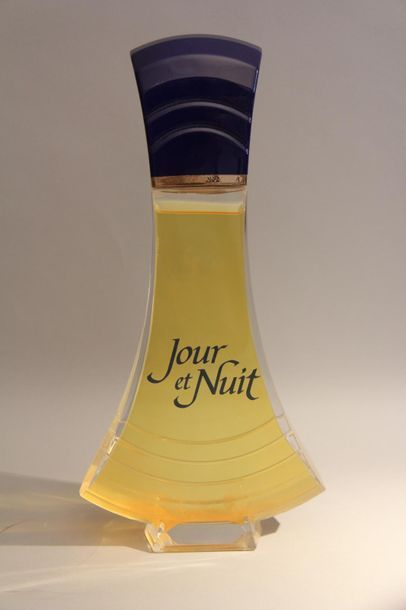JOUR ET NUIT
Grand flacon factice en verre...