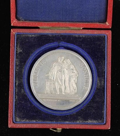 Médaille de mariage en argent 800°/°° chiffrée...