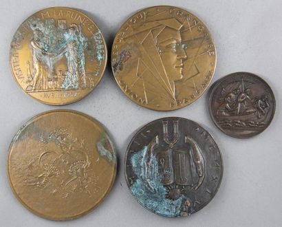 Lot de cinq médailles en bronze Elizabeth...