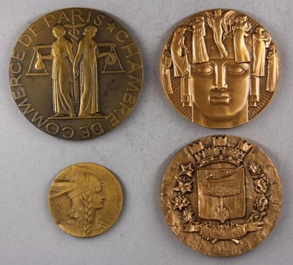 Quatre médailles en bronze dont une signée...