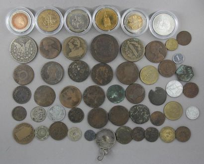 Lot de pièces usagées et jetons en € dont...