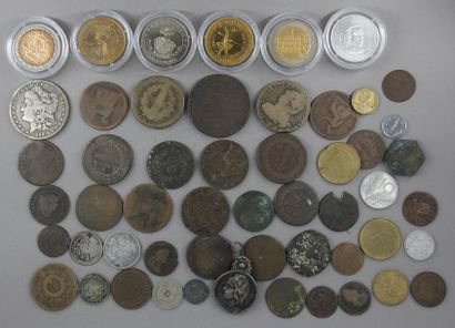 Lot de pièces usagées et jetons en € dont...