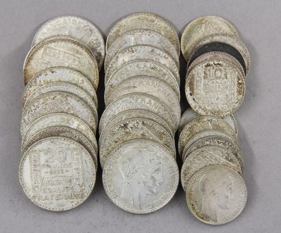 Dix huit pièces de 20 FF et onze pièces de...
