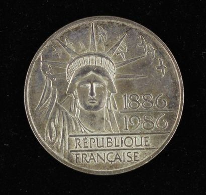 Une pièce de 100 FF en argent 1986