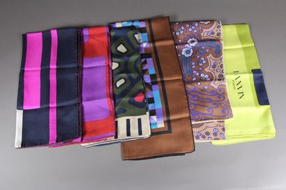LANVIN

Cinq carrés en soie polychrome

On...
