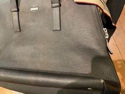 
BURBERRY'S




Sac en cuir noir grainé à...