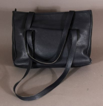 LANCEL

- Sac cabas en cuir bleu orné d'une...