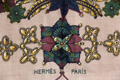 HERMES Paris

Châle en cachemire et soie...