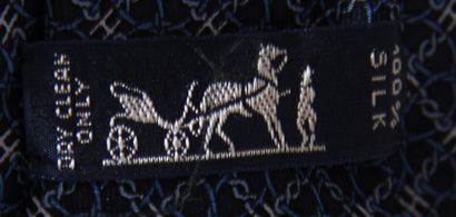HERMES Paris

Trois cravates en soie à fond...