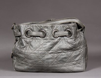 CHRISTIAN DIOR 

Sac en cuir matelassé argenté,...