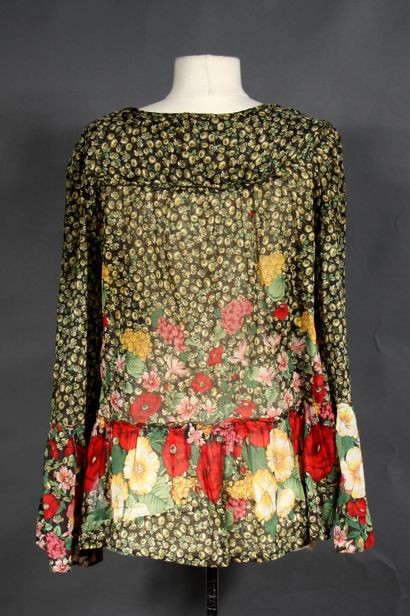 KENZO

Lot comprenant une mini robe en crêpe...