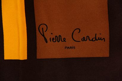 Pierre CARDIN

Quatre carrés en soie polychromes,...