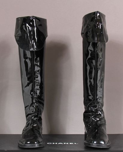 CHANEL

Paire de bottes en cuir vernis noir,...