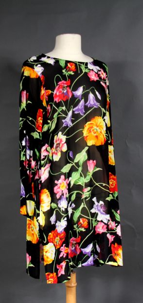 KENZO

Lot comprenant une mini robe en crêpe...