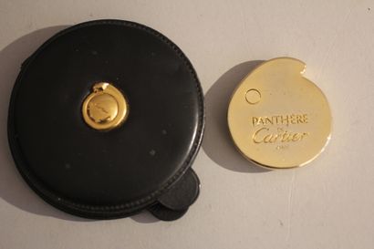 CARTIER

-Miroir de voyage en cuir noir signé...