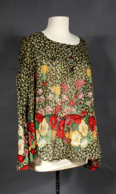 KENZO

Lot comprenant une mini robe en crêpe...