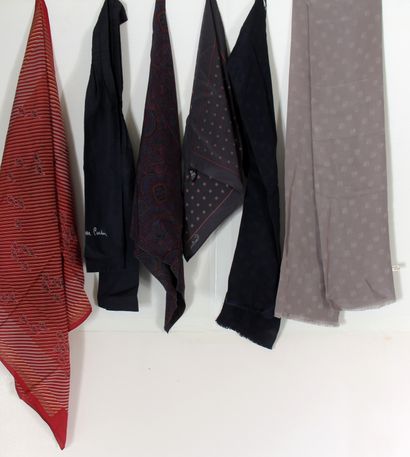 Pierre CARDIN

Trois pochettes en soie ,...