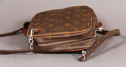 *Louis VUITTON

Petit sac anse bandoulière...