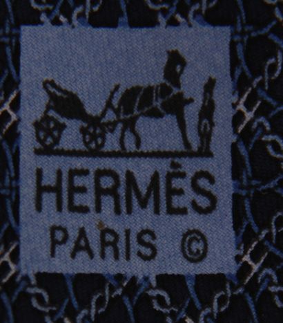 HERMES Paris

Trois cravates en soie à fond...
