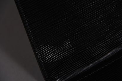 LOUIS VUITTON

Pochette en cuir épi noir...