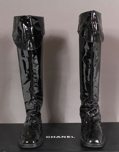 CHANEL

Paire de bottes en cuir vernis noir,...
