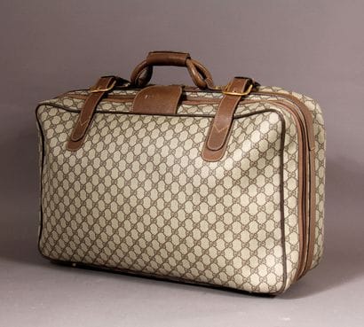*GUCCI

Valise souple en toile enduite beige...
