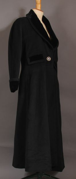 CHANEL Boutique

Manteau long en lainage...