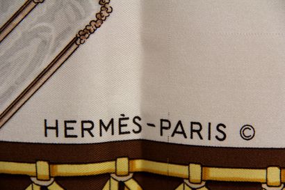 HERMES Paris

Carré en soie Feux de route...