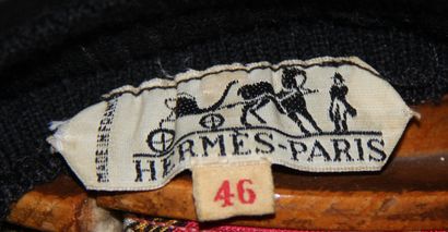 HERMES Paris

Pull en laine et soie noire...
