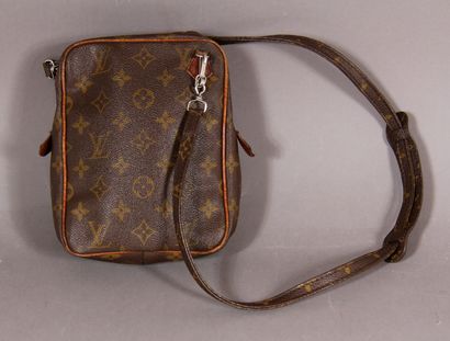 *Louis VUITTON

Petit sac anse bandoulière...
