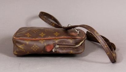 *Louis VUITTON

Petit sac anse bandoulière...