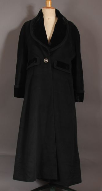 CHANEL Boutique

Manteau long en lainage...