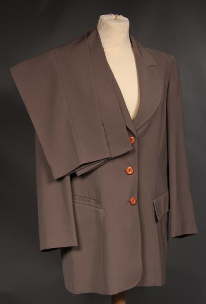 Pierre CARDIN

Lot composé d’un tailleur...