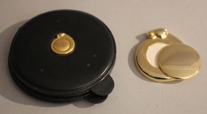 CARTIER

-Miroir de voyage en cuir noir signé...
