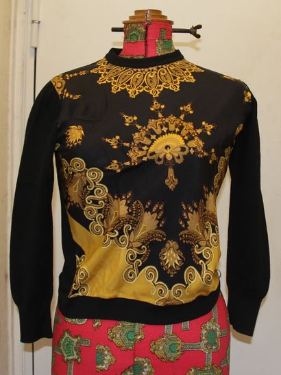 HERMES Paris

Pull en laine et soie noire...