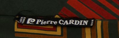 Pierre CARDIN

Quatre carrés en soie polychromes,...