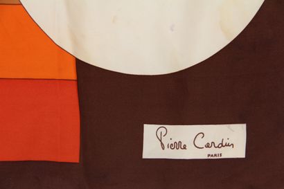 Pierre CARDIN

Quatre carrés en soie polychromes,...