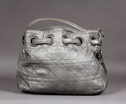 CHRISTIAN DIOR 

Sac en cuir matelassé argenté,...