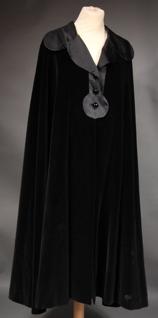 Création Pierre CARDIN

Cape du soir en velours...