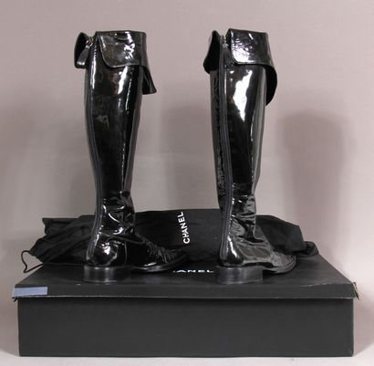 CHANEL

Paire de bottes en cuir vernis noir,...
