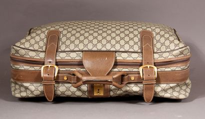 *GUCCI

Valise souple en toile enduite beige...