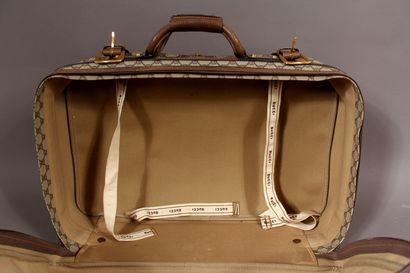 *GUCCI

Valise souple en toile enduite beige...